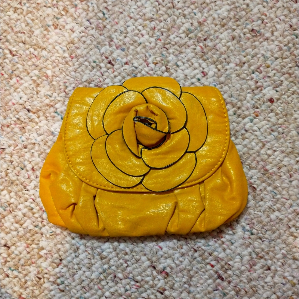 NWOT Small yellow flower clutch handbag